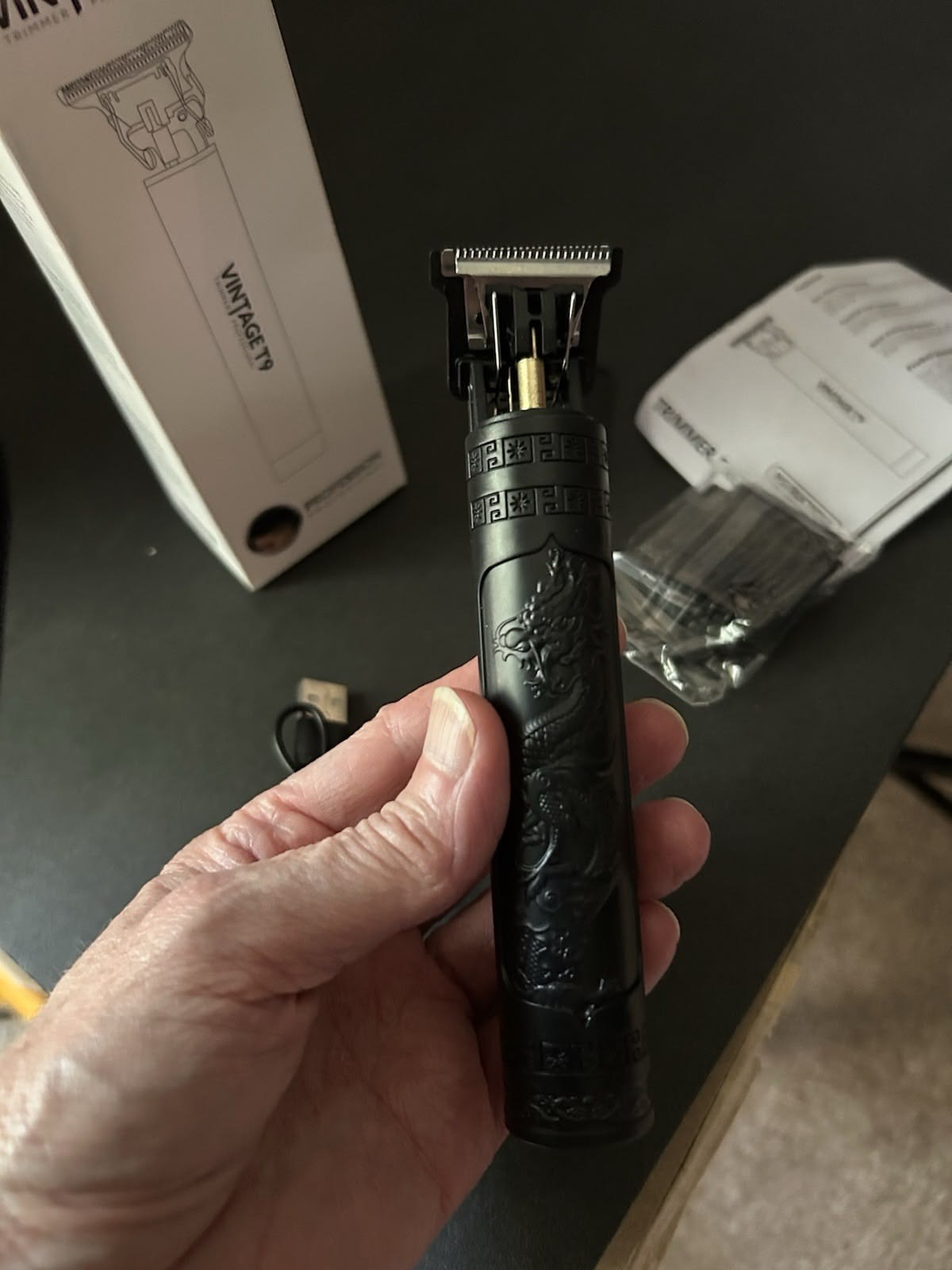ماشین اصلاح موی سر و صورت خط زن مدل T9 با تیغه استیل ضد زنگ، باتری داخلی، شارژ از طریق USB، مدت استفاده 3 ساعت، همراه برس تمیزکننده، روغن و شانه