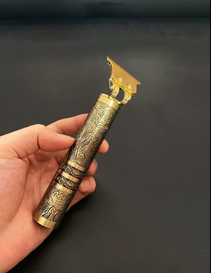 ماشین اصلاح موی سر و صورت خط زن مدل T9 با تیغه استیل ضد زنگ، باتری داخلی، شارژ از طریق USB، مدت استفاده 3 ساعت، همراه برس تمیزکننده، روغن و شانه